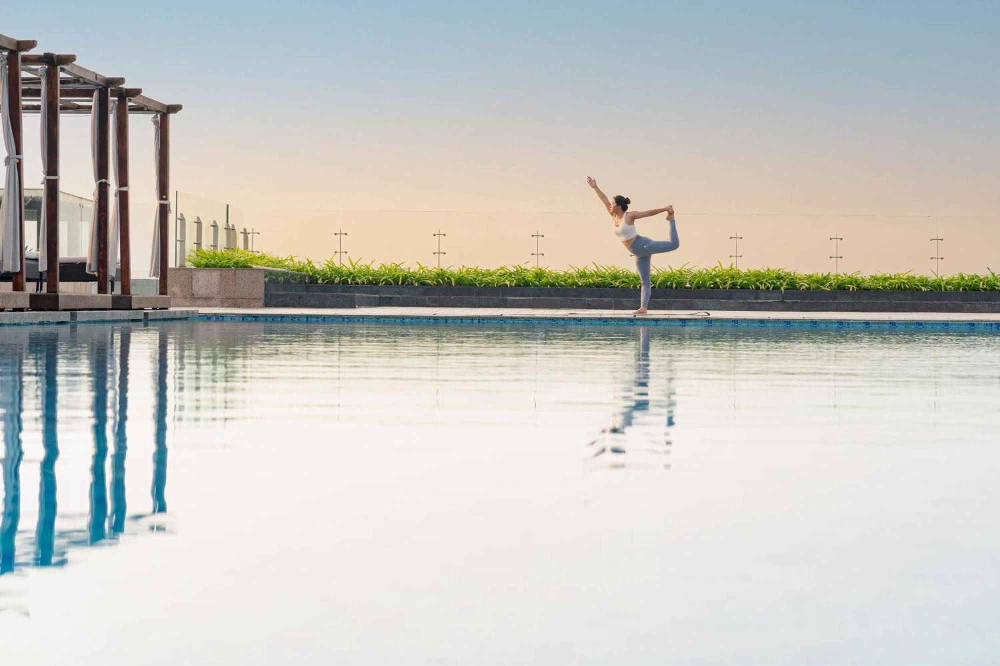 Sheraton Кан То Екстериор снимка The swimming pool at the Ritz-Carlton, DIFC