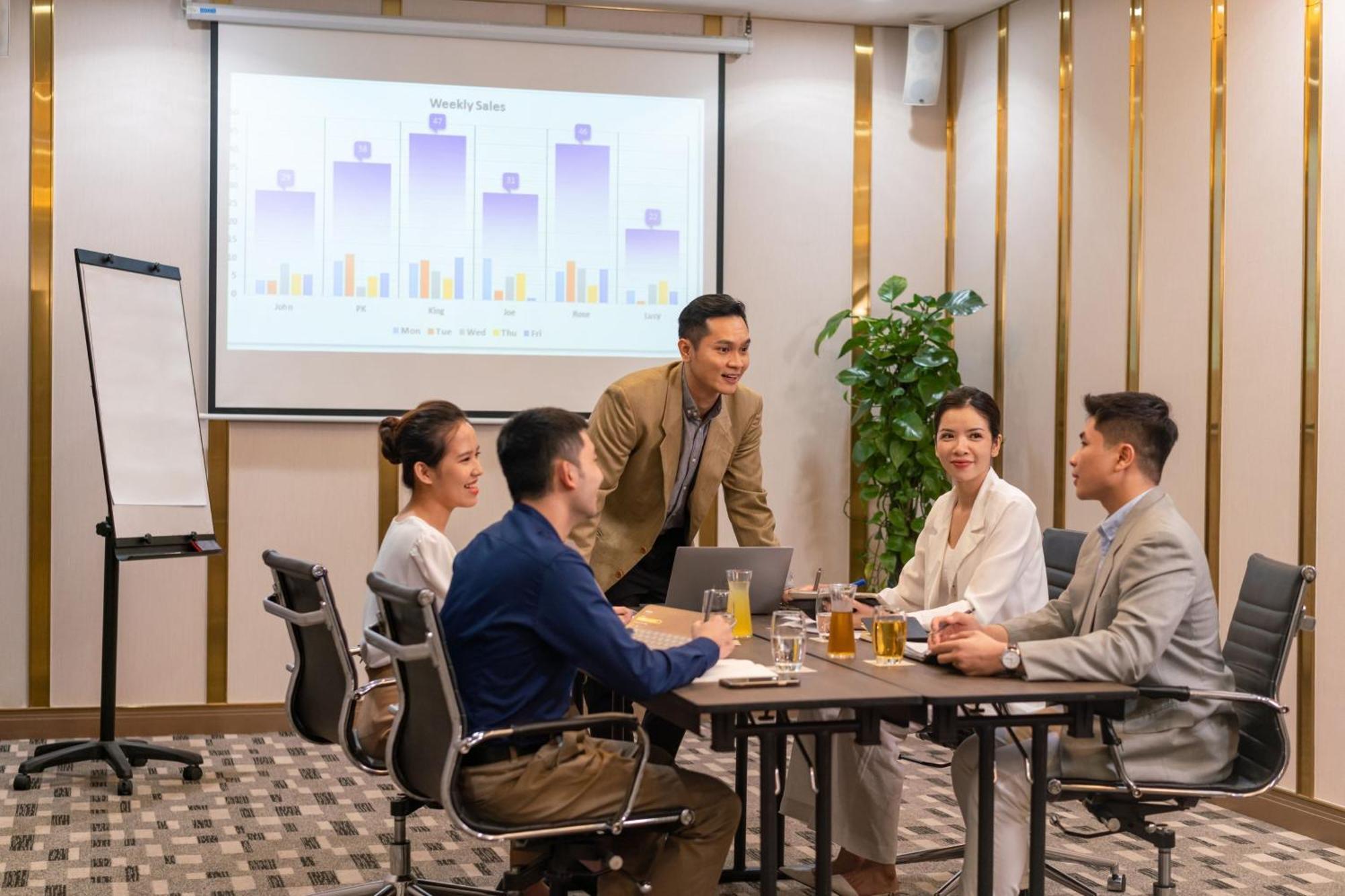 Sheraton Кан То Екстериор снимка A meeting in progress