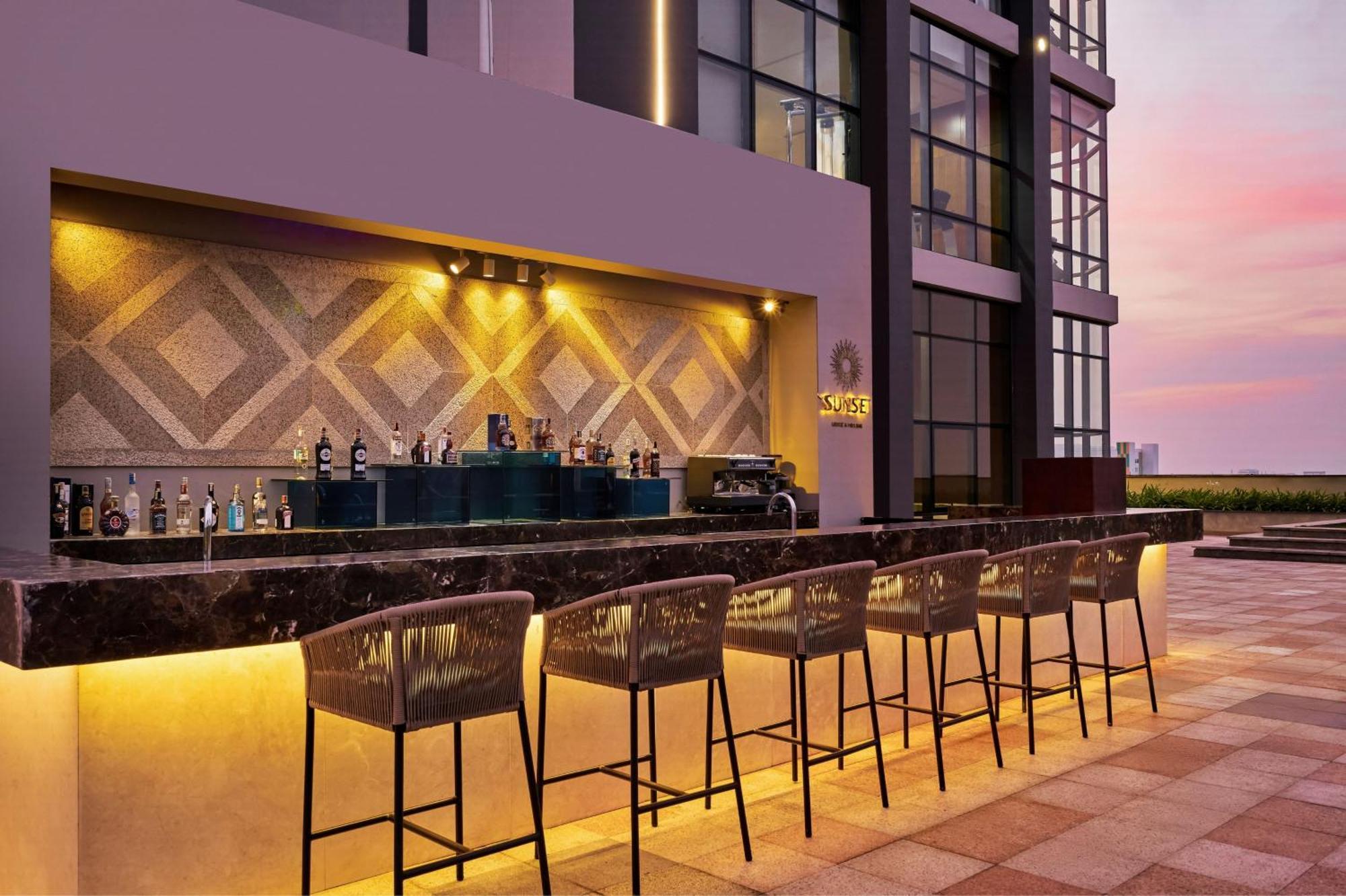 Sheraton Кан То Екстериор снимка The Bar