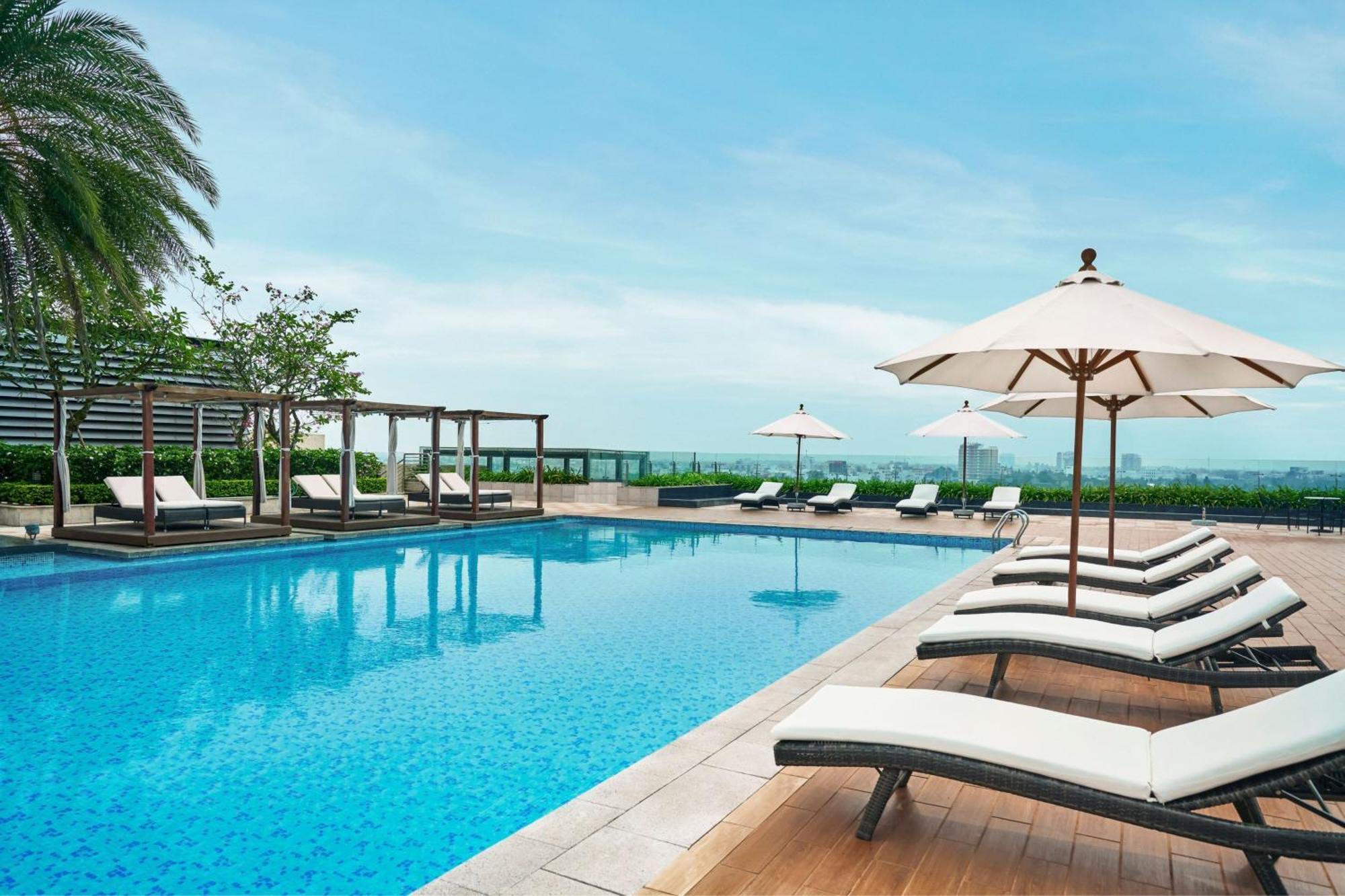 Sheraton Кан То Екстериор снимка The pool at the Westin