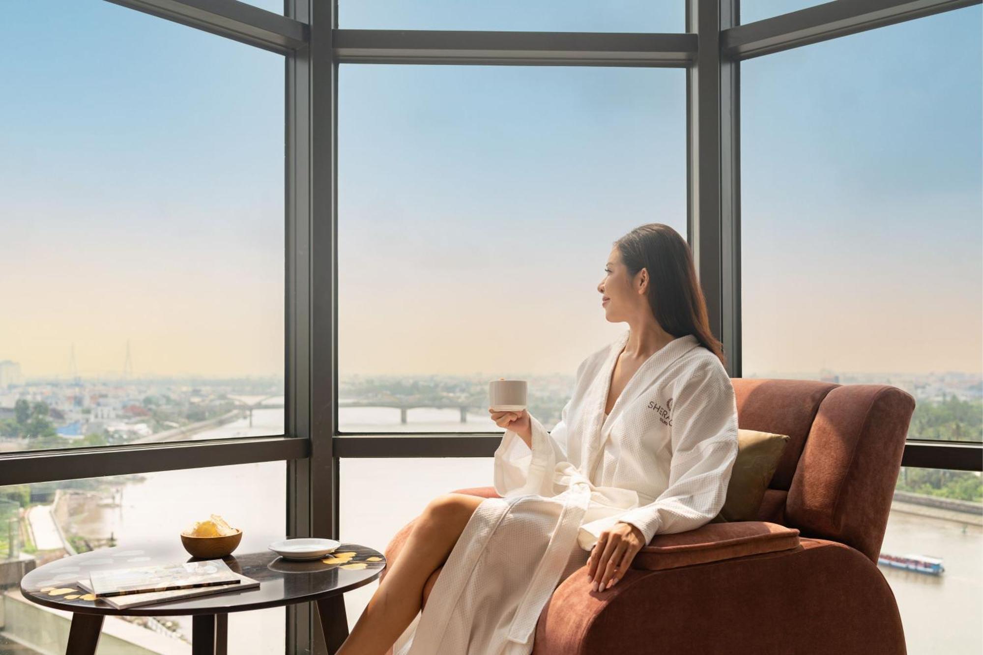 Sheraton Кан То Екстериор снимка A woman wearing a bathrobe