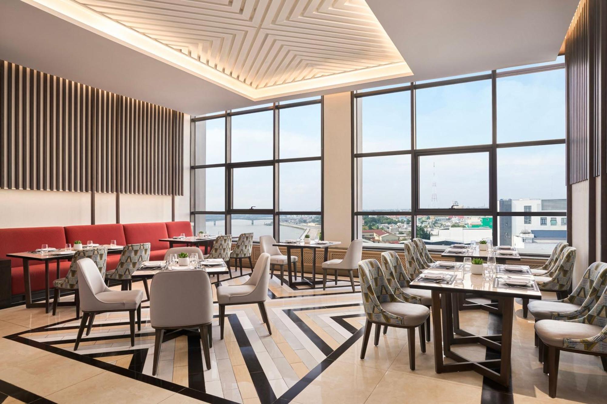Sheraton Кан То Екстериор снимка The restaurant