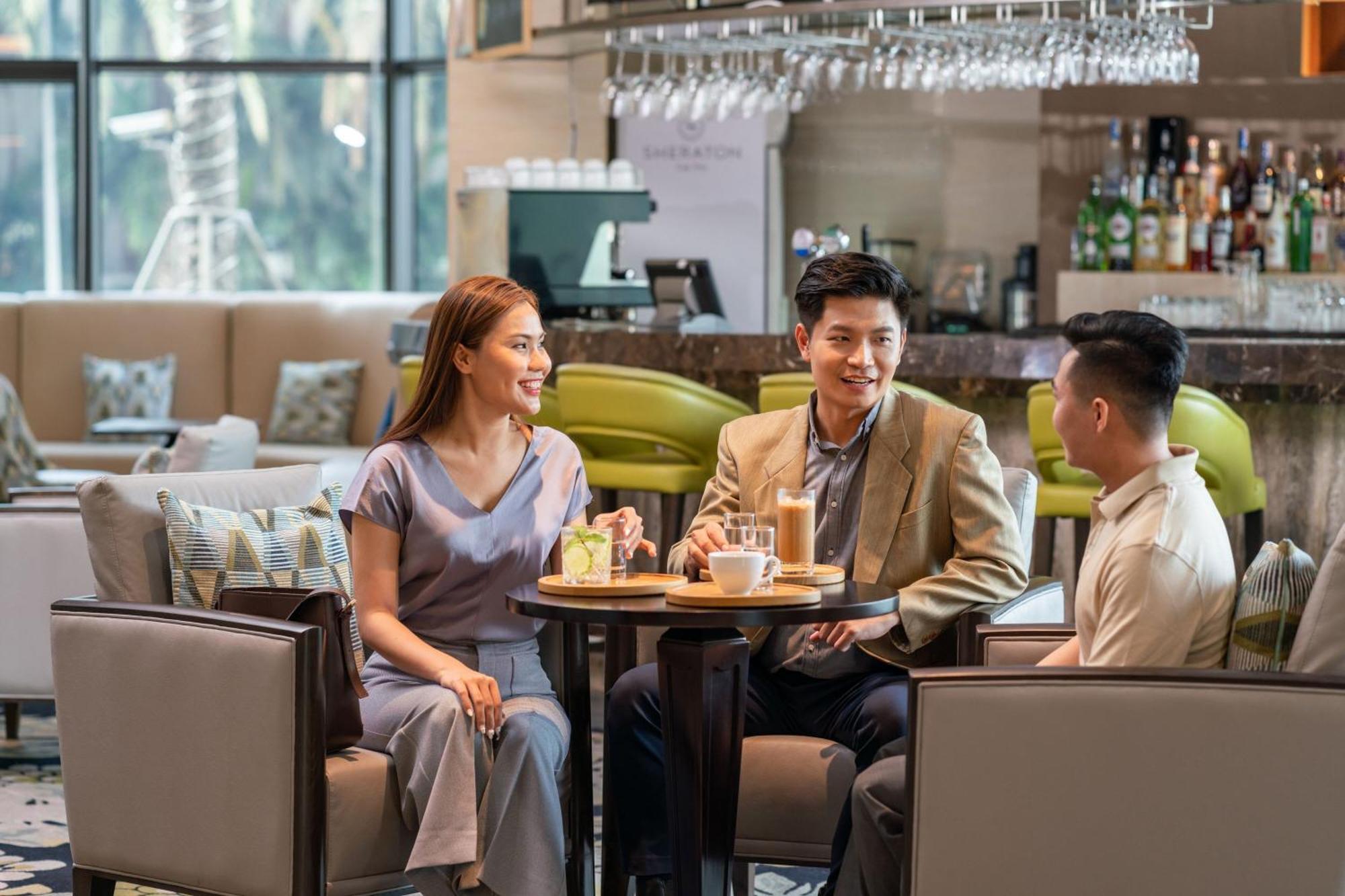 Sheraton Кан То Екстериор снимка The Lounge at Hong Kong International Airport