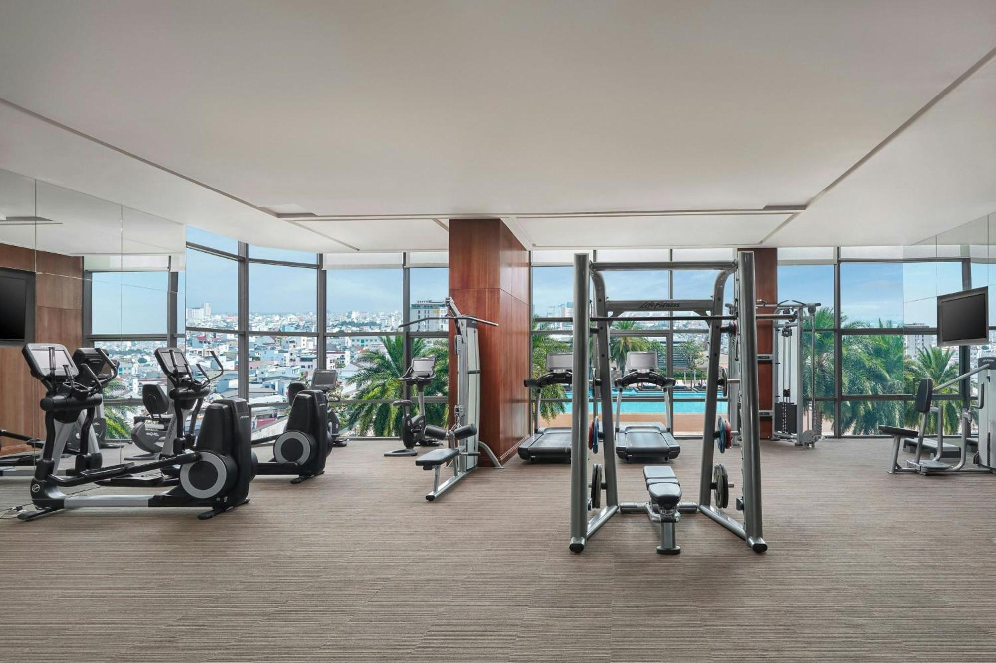 Sheraton Кан То Екстериор снимка The gym at the hotel