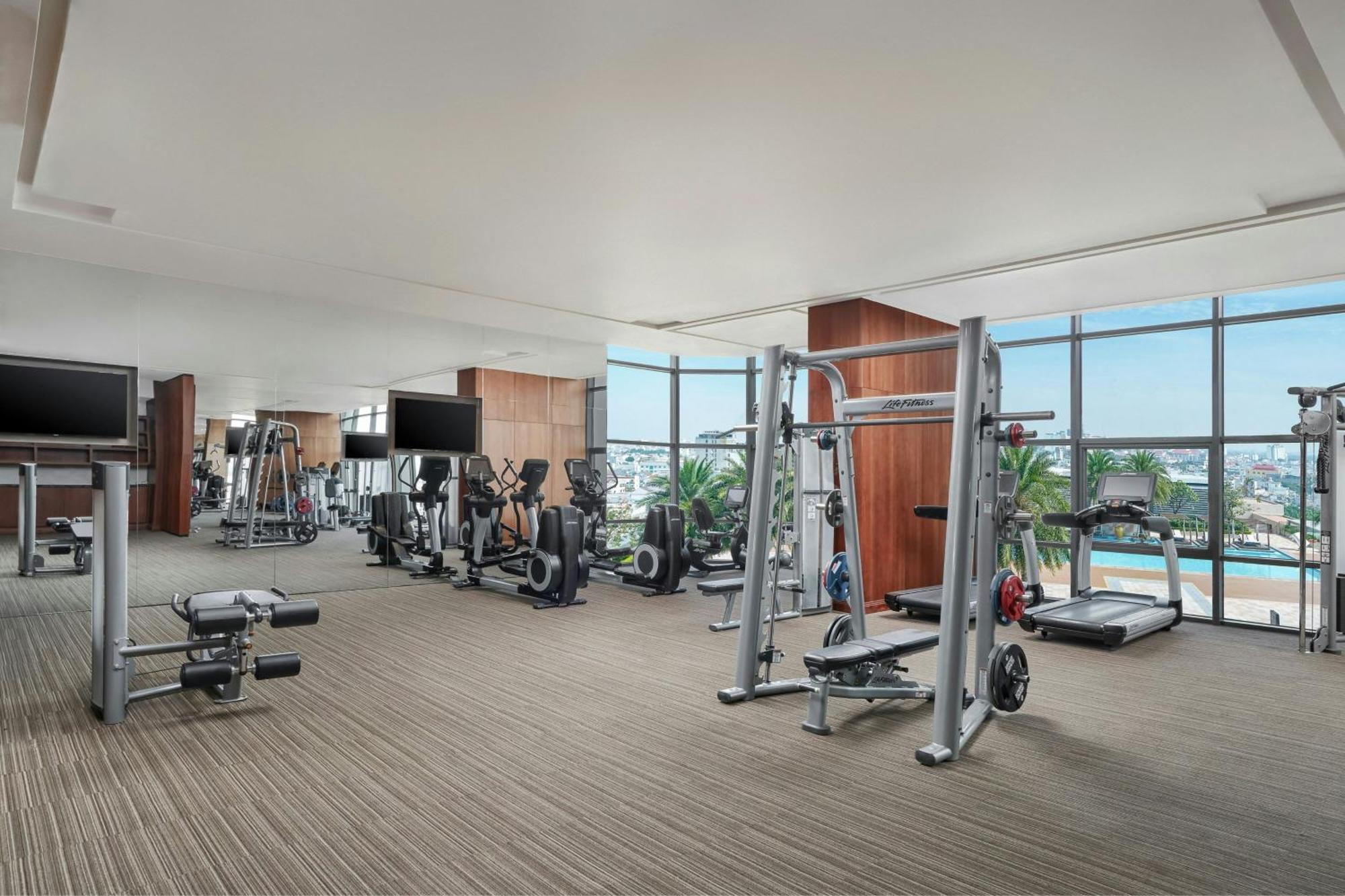 Sheraton Кан То Екстериор снимка The gym at the hotel